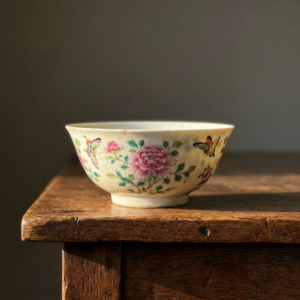 4826168 Chinesische Porzellanschale mit Schmetterlings- und Blumenmotiv